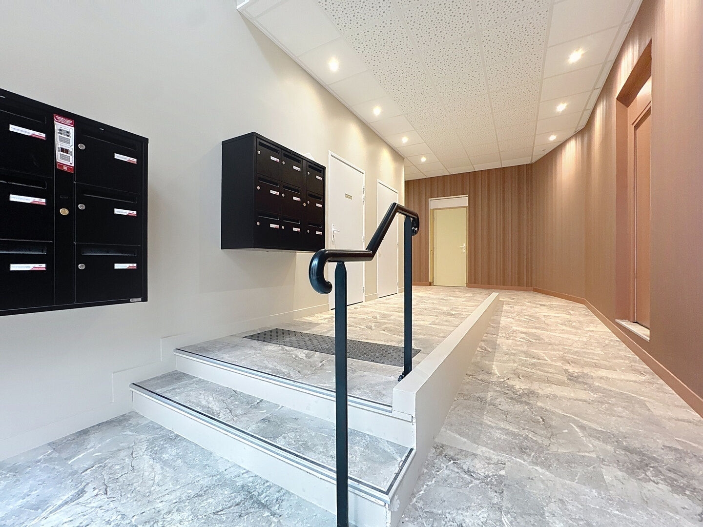 Local Commercial 1 pièces à Reims - photo 3