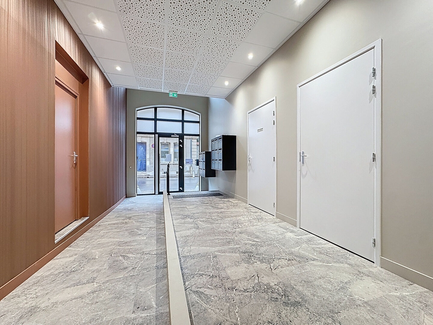 Local Commercial 1 pièces à Reims - photo 4